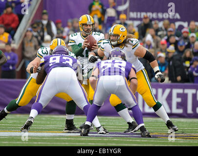 23 novembre 2014 : Green Bay Packers quarterback Aaron Rodgers (12) contre les Vikings du Minnesota au cours du premier semestre à TCF Bank Stadium à Minneapolis, MN..Craig Lassig/CSM Banque D'Images