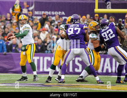23 novembre 2014 : Green Bay Packers quarterback Aaron Rodgers (12) contre les Vikings du Minnesota au cours du premier semestre à TCF Bank Stadium à Minneapolis, MN..Craig Lassig/CSM Banque D'Images