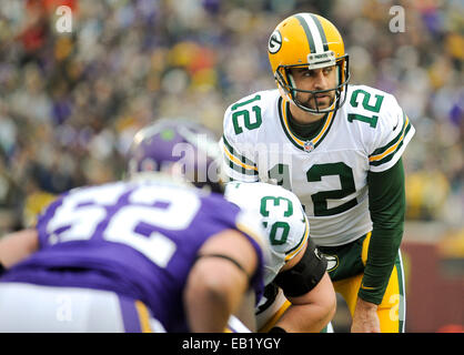 23 novembre 2014 : Green Bay Packers quarterback Aaron Rodgers (12) en action contre les Vikings du Minnesota au cours du premier semestre à TCF Bank Stadium à Minneapolis, MN..Craig Lassig/CSM Banque D'Images