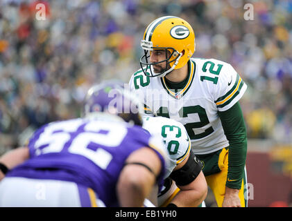 23 novembre 2014 : Green Bay Packers quarterback Aaron Rodgers (12) en action contre les Vikings du Minnesota au cours du premier semestre à TCF Bank Stadium à Minneapolis, MN..Craig Lassig/CSM Banque D'Images
