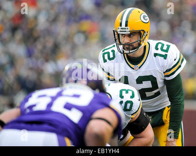 23 novembre 2014 : Green Bay Packers quarterback Aaron Rodgers (12) en action contre les Vikings du Minnesota au cours du premier semestre à TCF Bank Stadium à Minneapolis, MN..Craig Lassig/CSM Banque D'Images