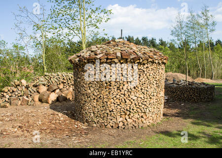 Holz hausen de méthode pour sécher le bois d'empilage Banque D'Images