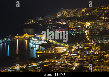 Vue aérienne de nuit de Funchal, capitale de l'île de Madère Banque D'Images