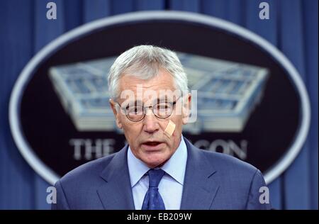 Photo prise le 14 novembre 2014 nous montre le ministre de la Défense Chuck Hagel parle à un point de presse au Pentagone à Washington, DC, aux Etats-Unis. Le président des États-Unis, Barack Obama, le 24 novembre 2014, a annoncé la démission de Chuck Hagel comme secrétaire à la défense du pays, ce qui en fait le premier changement de son cabinet après les lourdes pertes des démocrates dans les élections de mi-parcours au début de ce mois. © Yin Bogu/Xinhua/Alamy Live News Banque D'Images