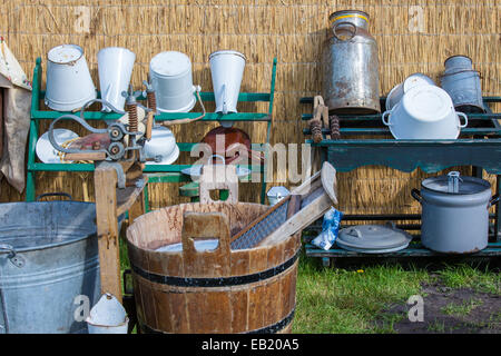 Agriculteur néerlandais traditionnels ustensiles avec une bassine et seaux Banque D'Images