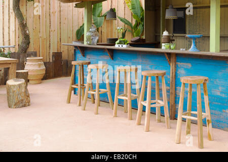 Le bar traditionnel en bois avec des tabourets de barre Banque D'Images