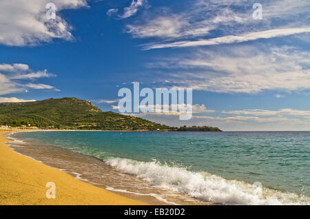 Belle plage de sable au petit village grec Toroni à Sithonia Banque D'Images