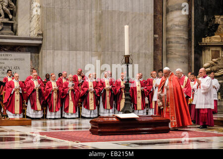 Le Vatican. 24 Nov, 2014. Le pape François bénit le Cardinal Fiorenzo Angelini - 24 novembre 2014 Crédit : Realy Easy Star/Alamy Live News Banque D'Images