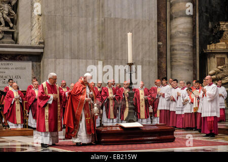 Le Vatican. 24 Nov, 2014. Le pape François bénit le Cardinal Fiorenzo Angelini - 24 novembre 2014 Crédit : Realy Easy Star/Alamy Live News Banque D'Images