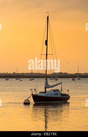 Coucher de soleil sur la rivière Deben avec bateaux à voile amarré à Bawdsey Suffolk Ferry Banque D'Images