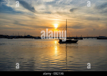 Coucher de soleil sur la rivière Deben avec bateaux à voile amarré à Bawdsey Suffolk Ferry Banque D'Images