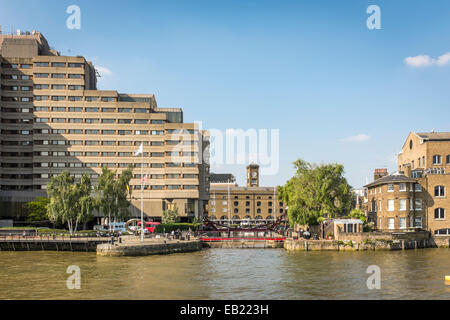 Vue de la Tamise, l'entrée de St Katharine Dock avec le Guoman Tower Hotel sur la gauche. Banque D'Images