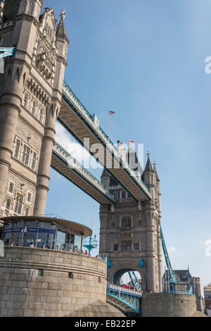 À la recherche jusqu'à Tower Bridge à partir de la rivière ci-dessous. Banque D'Images