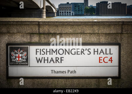 Plaque de rue pour les 'poissonnier's Hall Wharf' sur le mur de la rivière sur la rive nord de la Tamise. Banque D'Images