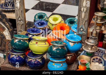 La céramique traditionnelle marocaine et des bijoux dans une boutique de l'artisanat. Fès, Maroc, Afrique Banque D'Images