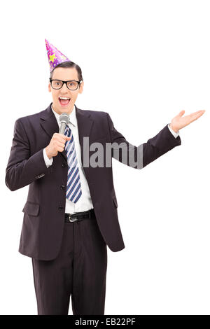 Businessman with party hat parlant au microphone isolé sur fond blanc Banque D'Images