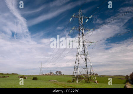 Pylônes à haute tension traversant les terres agricoles, Lancashire, Royaume-Uni. Banque D'Images