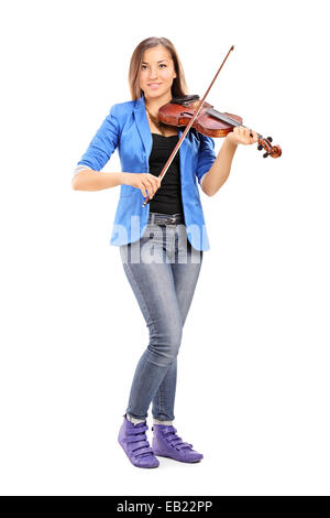 Portrait d'un jeune artiste féminine joue un violon isolé sur fond blanc Banque D'Images