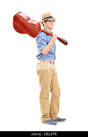 Portrait d'un jeune gars avec une guitare acoustique isolé sur fond blanc Banque D'Images