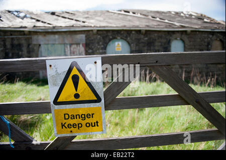 Garder hors des signes sur un derlict bâtiment de ferme dans un dangereux état de réparation. Le Lancashire, Royaume-Uni Banque D'Images