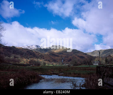 Easdale Beck Greathead Crag et haut soulever Easedale Grasmere Cumbria Lake District Angleterre Banque D'Images