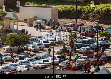 Vue sur la grande station de taxi à Fez. 3 décembre 2008 à Fès, Maroc, Afrique Banque D'Images