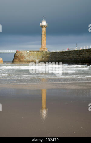 Whitby West Pier et bras lighthouse Banque D'Images