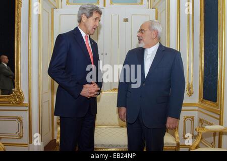 Le secrétaire d'Etat américain John Kerry parle avec le Ministre iranien des affaires étrangères, Javad Zarif, avant les négociations bilatérales sur l'avenir du programme nucléaire iranien, le 23 novembre 2014 à Vienne, Autriche. Banque D'Images