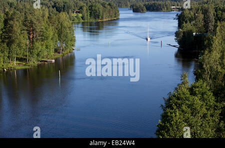 Vue aérienne d'un voilier isolé avec moteur à l'intérieur des terres , rivière Leppävirta , Finlande Banque D'Images