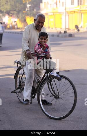 Plus indien avec un garçon sur un vélo l'Inde Banque D'Images