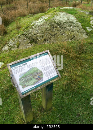 Monument ancien 'Ting mound' ou 'chose' sans objet et de l'information signe, peu Langdale, Cumbria, England, UK Banque D'Images