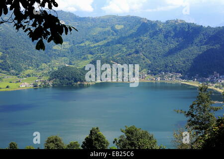 Vue depuis la colline de Ananda et Shanti Stupa-World à la Pagode de la paix 4,43 km2 et le lac Phewa tal-l'Annapurnas mountain range plus Banque D'Images