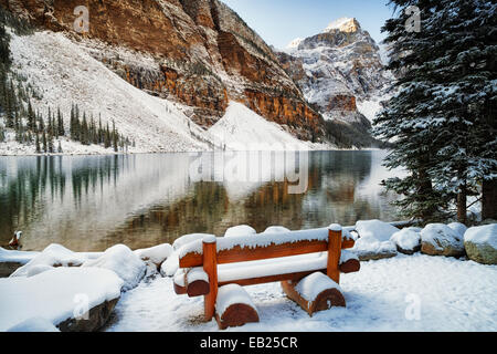 Tôt le matin, la lumière révèle l'automne fraîche de neige à Moraine Lake en Alberta's Canadian Rockies et le parc national Banff. Banque D'Images