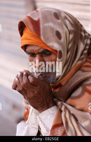 Un homme qui fume du Rajasthan indien biddi Banque D'Images