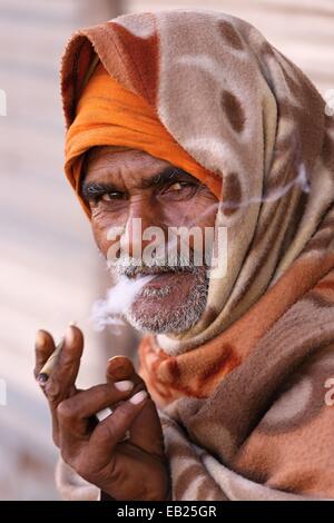 Un homme qui fume du Rajasthan indien biddi Banque D'Images