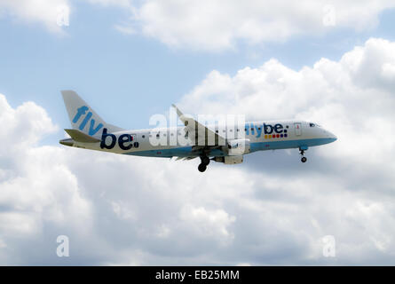 Flybe Embraer 175 pour l'atterrissage de l'Aéroport International de Manchester. Banque D'Images