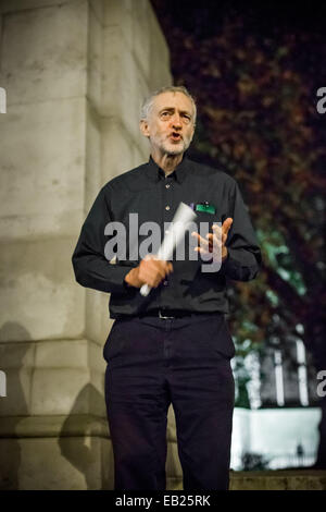 Londres, Royaume-Uni. 24 Nov, 2014. Jeremy Corbyn MP parle à 'Fin' contre les expulsions de vengeance à Westminster © Guy Josse/Alamy Live News Banque D'Images