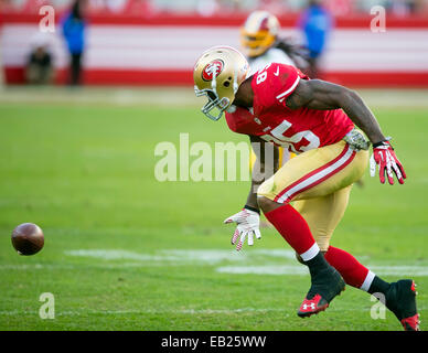 San Francisco, CA. 23 Nov, 2014. San Francisco 49ers tight end Vernon Davis (85 gouttes) une note au cours de la NFL football match entre les Redskins de Washington et les San Francisco 49ers à Levi's Stadium à San Francisco, CA. Les 49ers défait les Redskins 17-13. ©Damon Tarver/Cal Sport Media/Alamy Live News Banque D'Images