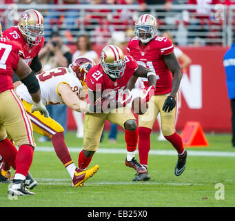 San Francisco, CA. 23 Nov, 2014. San Francisco 49ers Frank Gore running back (21) la balle au cours de l'fumbles NFL football match entre les Redskins de Washington et les San Francisco 49ers à Levi's Stadium à San Francisco, CA. Les 49ers défait les Redskins 17-13. ©Damon Tarver/Cal Sport Media/Alamy Live News Banque D'Images