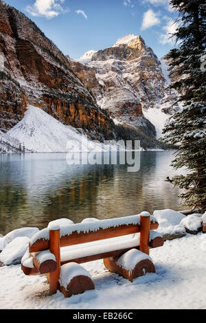 Tôt le matin, la lumière révèle l'automne fraîche de neige à Moraine Lake en Alberta's Canadian Rockies et le parc national Banff. Banque D'Images