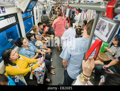 Les personnes en voyage d'un BTS Sky Train à Bangkok en Thaïlande Banque D'Images