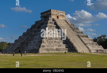 CHICHEN ITZA, MEXIQUE - Dec 21 : les touristes visitant Chichen Itza, l'un des plus visités sites archéologiques au Mexique sur Hermann Banque D'Images