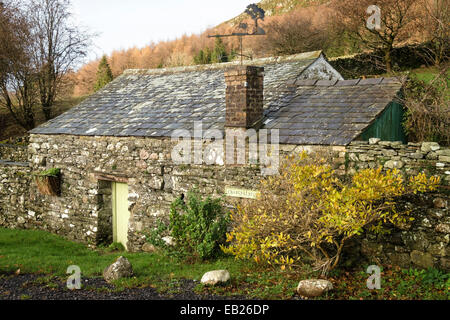 Ancien bâtiment de l'extérieur en pierre de Lakeland avec toit en ardoise, Loweswater, Lake District, Cumbria, England, UK Banque D'Images