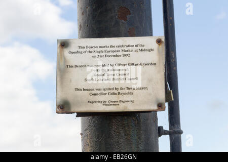 Plaque sur la balise sur la colline du Château, Kendal. La balise a été errected en décembre 1992. Banque D'Images