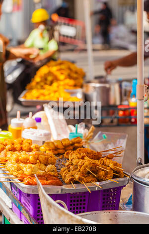 Des collations des aliments en vente dans un marché de rue thaïlandais à Bangkok, Thaïlande Banque D'Images