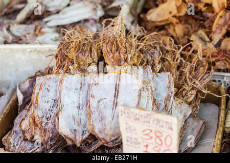 Fruits de mer séchés en vente dans un marché de rue thaïlandais à Bangkok, Thaïlande Banque D'Images