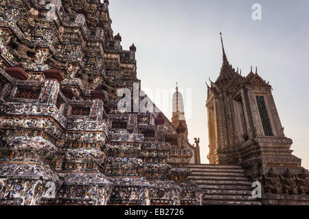 Le Temple de l'aube Wat Arun et un beau ciel bleu à Bangkok, Thaïlande Banque D'Images