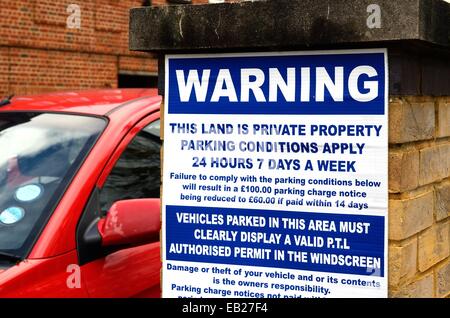 Parking privé panneau d'avertissement sur le mur Windsor Berkshire UK Banque D'Images