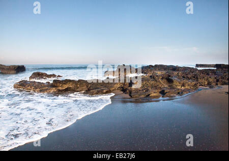 Beau matin seascape image de la marée sur la côte de bali à Echo Beach que le surf se précipite sur les rochers à la mer. Banque D'Images