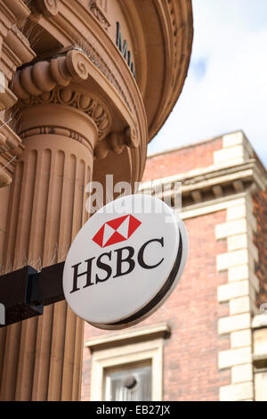 UK, Lincoln, HSBC logo affiché au-dessus de la banque. Banque D'Images